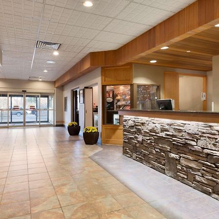 Border Inn & Suites Lloydminster Bagian luar foto