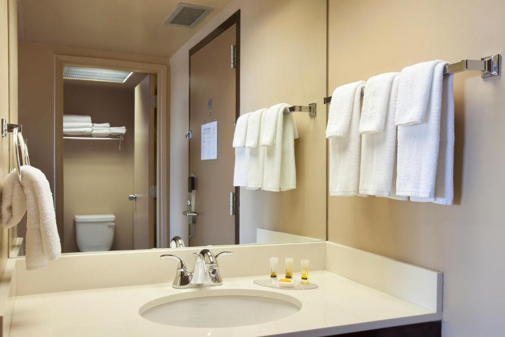 Border Inn & Suites Lloydminster Bagian luar foto