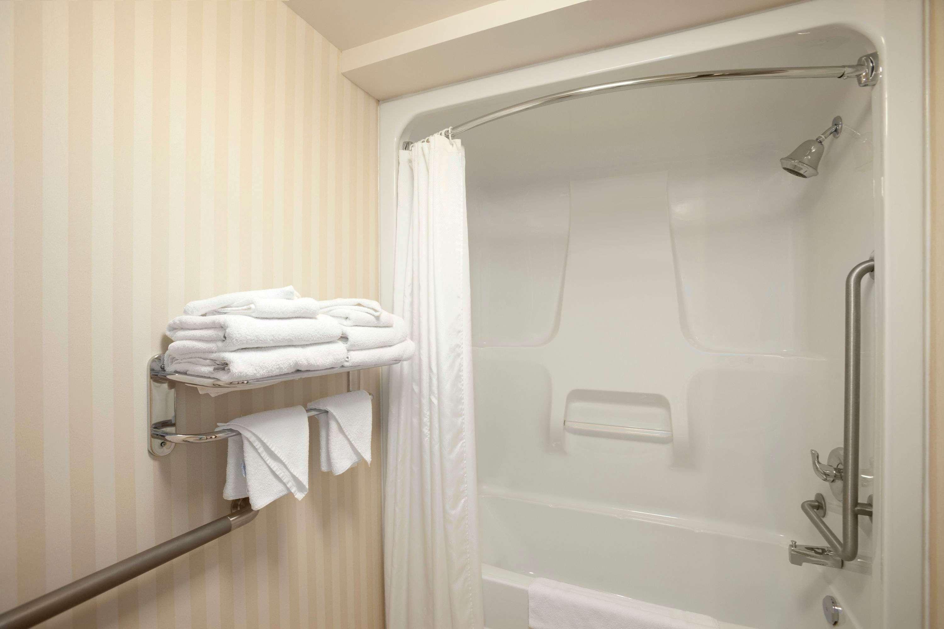 Border Inn & Suites Lloydminster Bagian luar foto