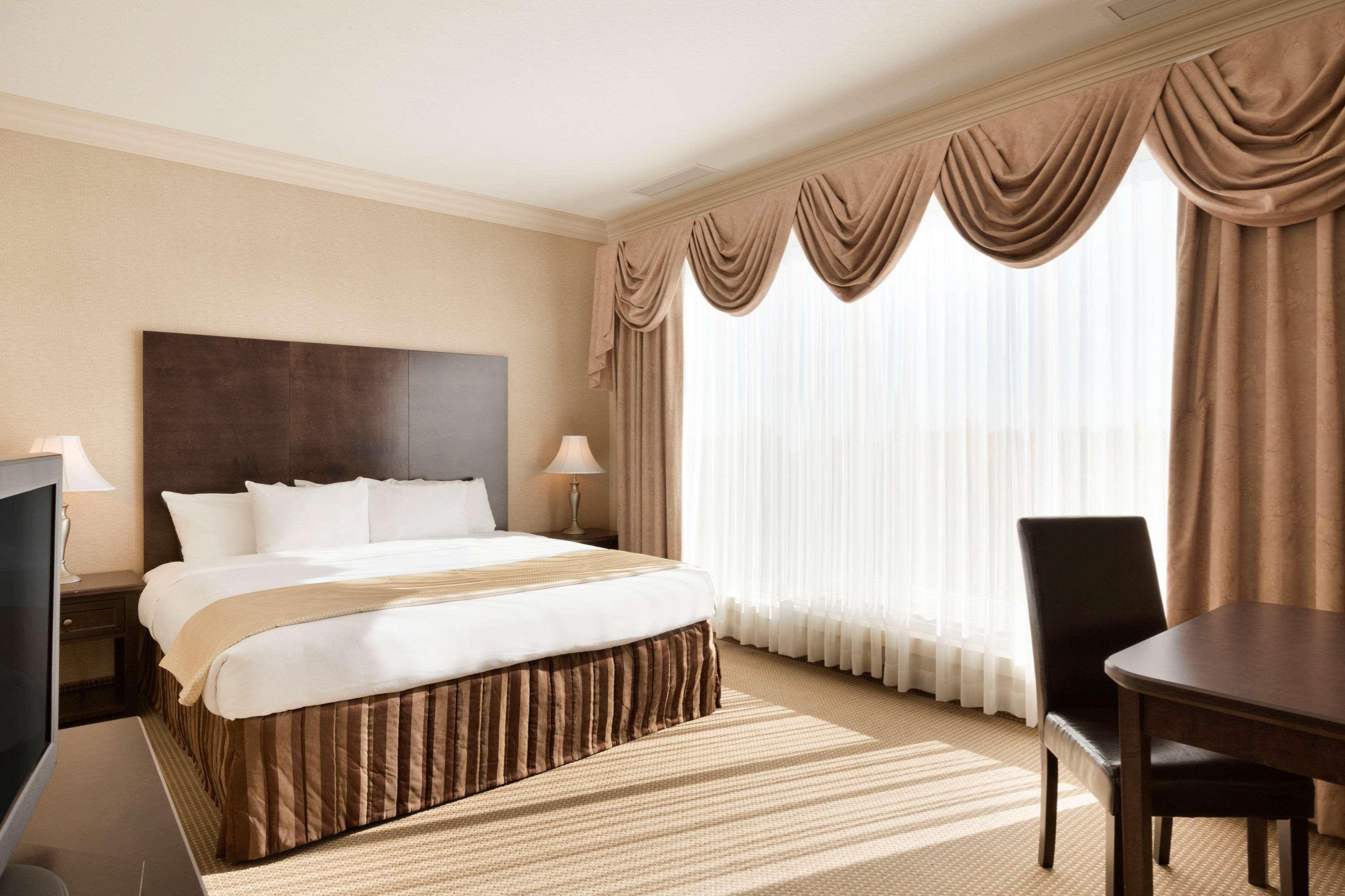 Border Inn & Suites Lloydminster Bagian luar foto