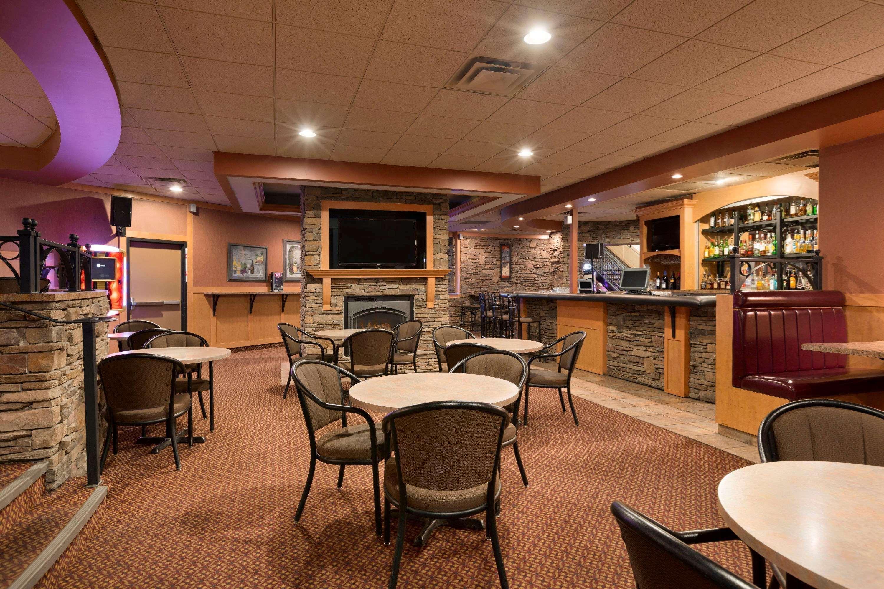 Border Inn & Suites Lloydminster Bagian luar foto