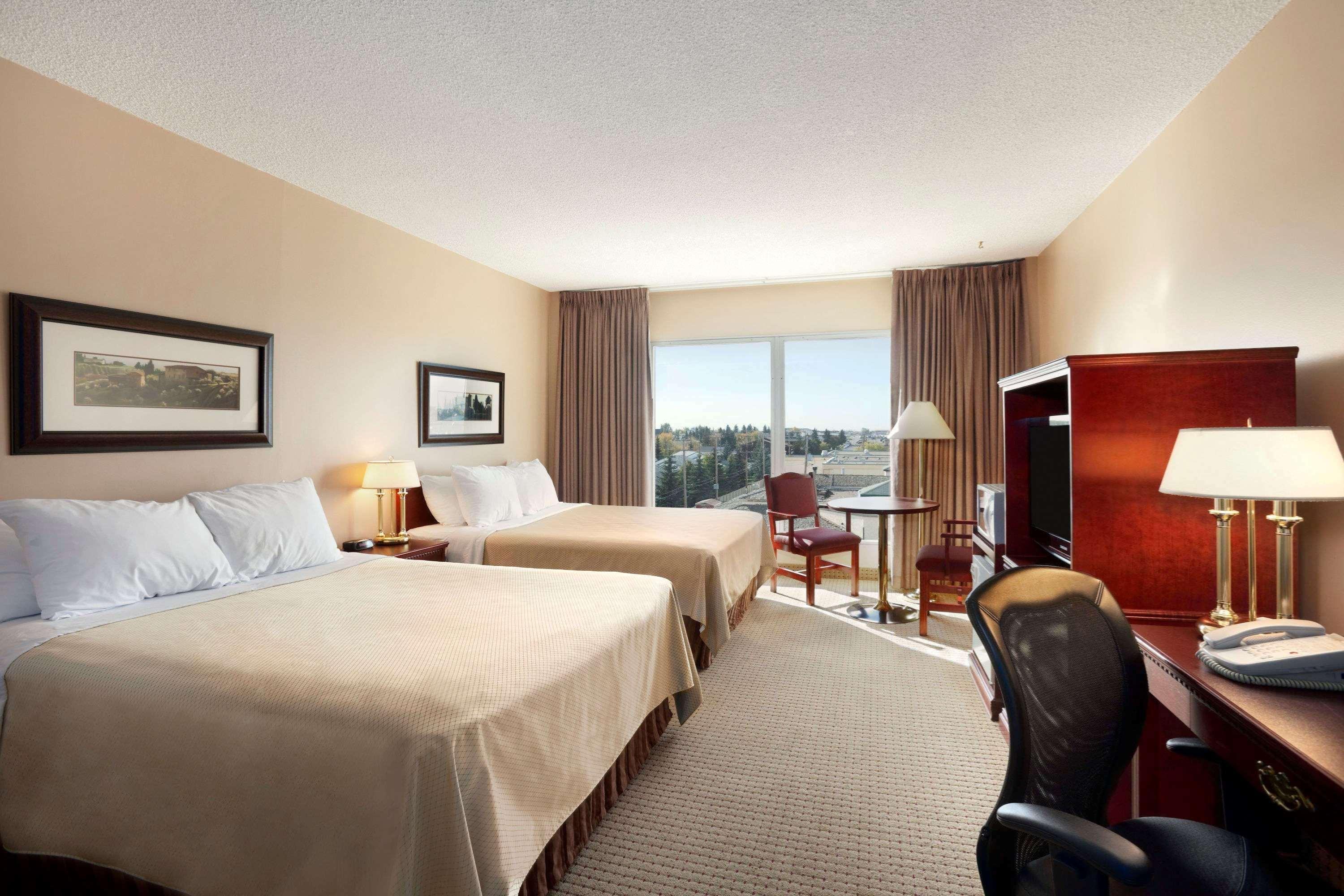 Border Inn & Suites Lloydminster Bagian luar foto
