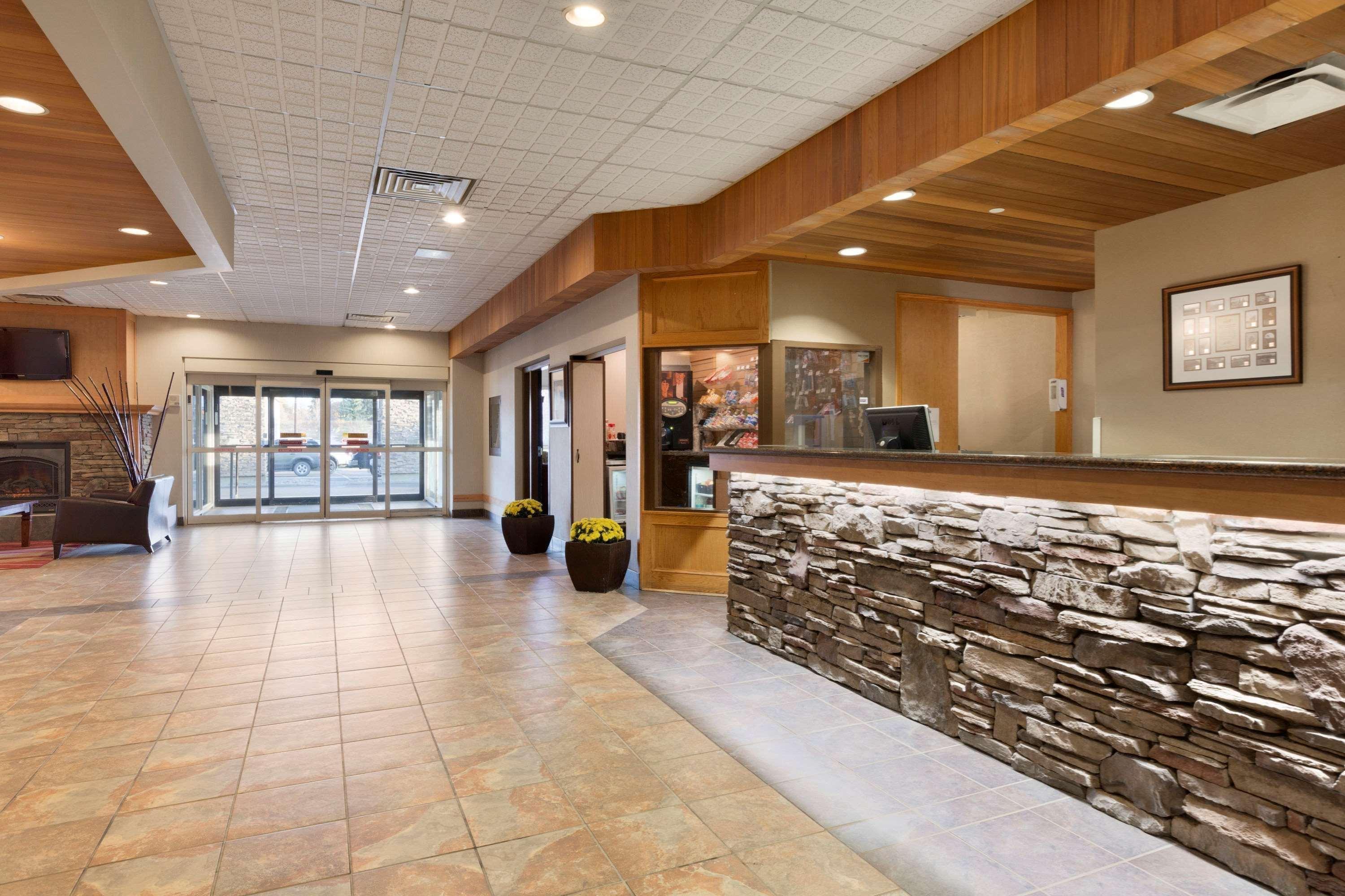 Border Inn & Suites Lloydminster Bagian luar foto