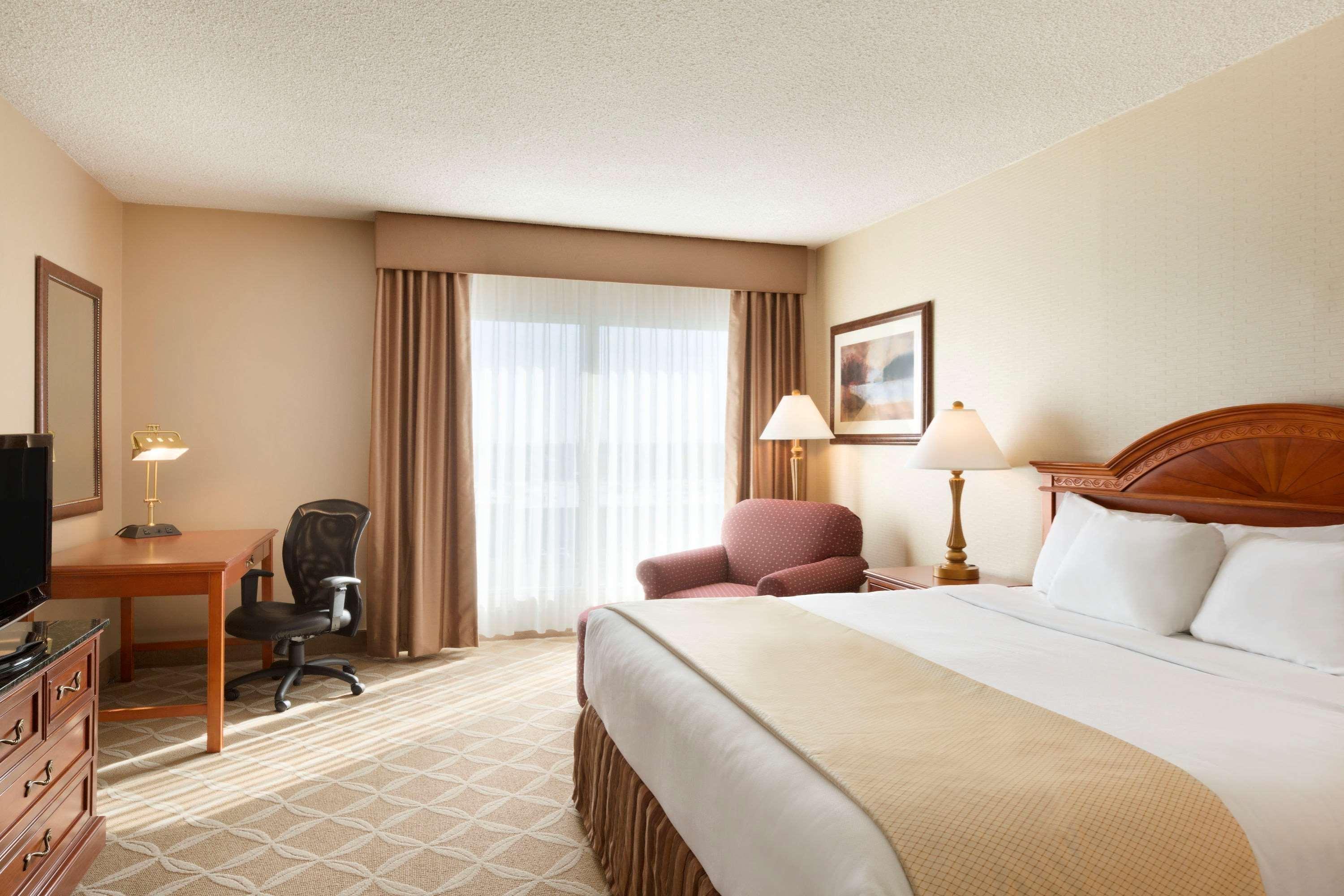 Border Inn & Suites Lloydminster Bagian luar foto