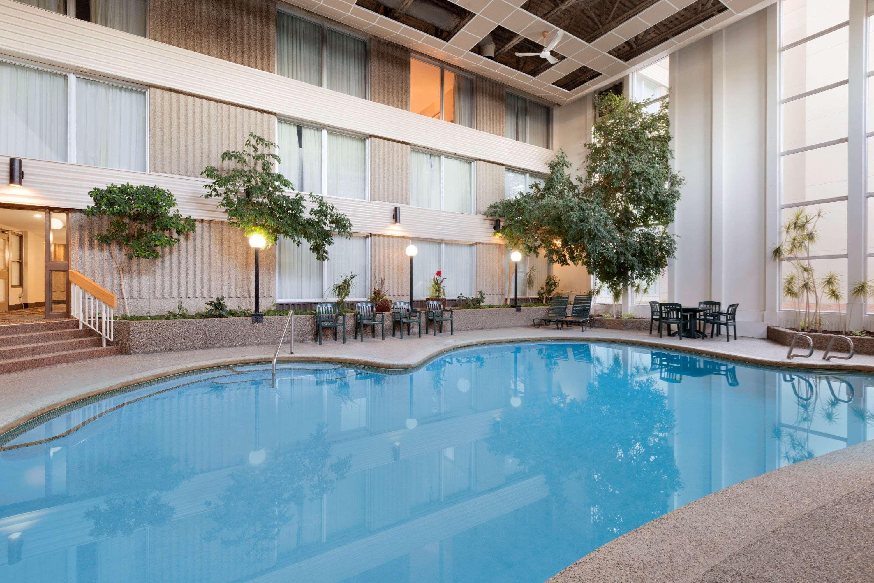 Border Inn & Suites Lloydminster Bagian luar foto