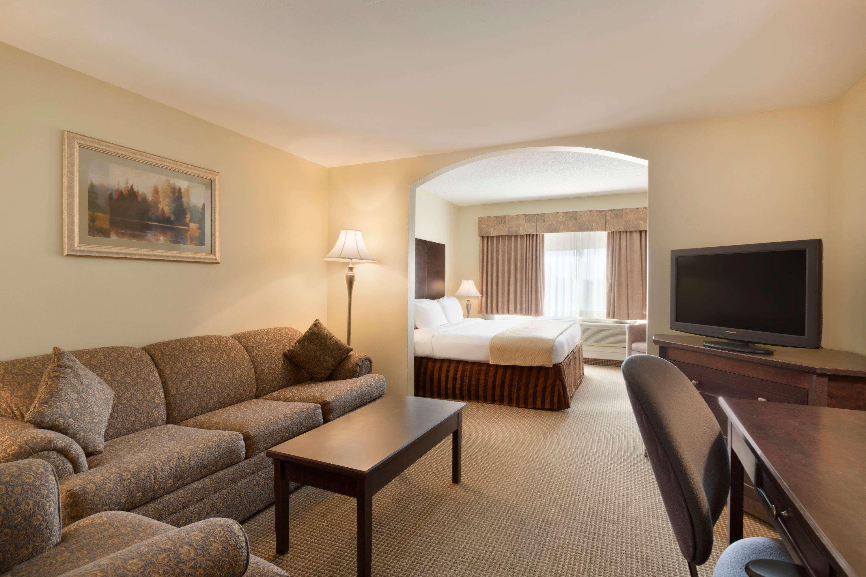 Border Inn & Suites Lloydminster Bagian luar foto