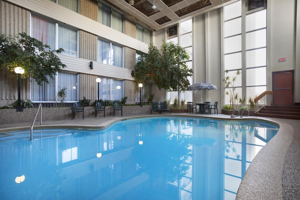 Border Inn & Suites Lloydminster Bagian luar foto