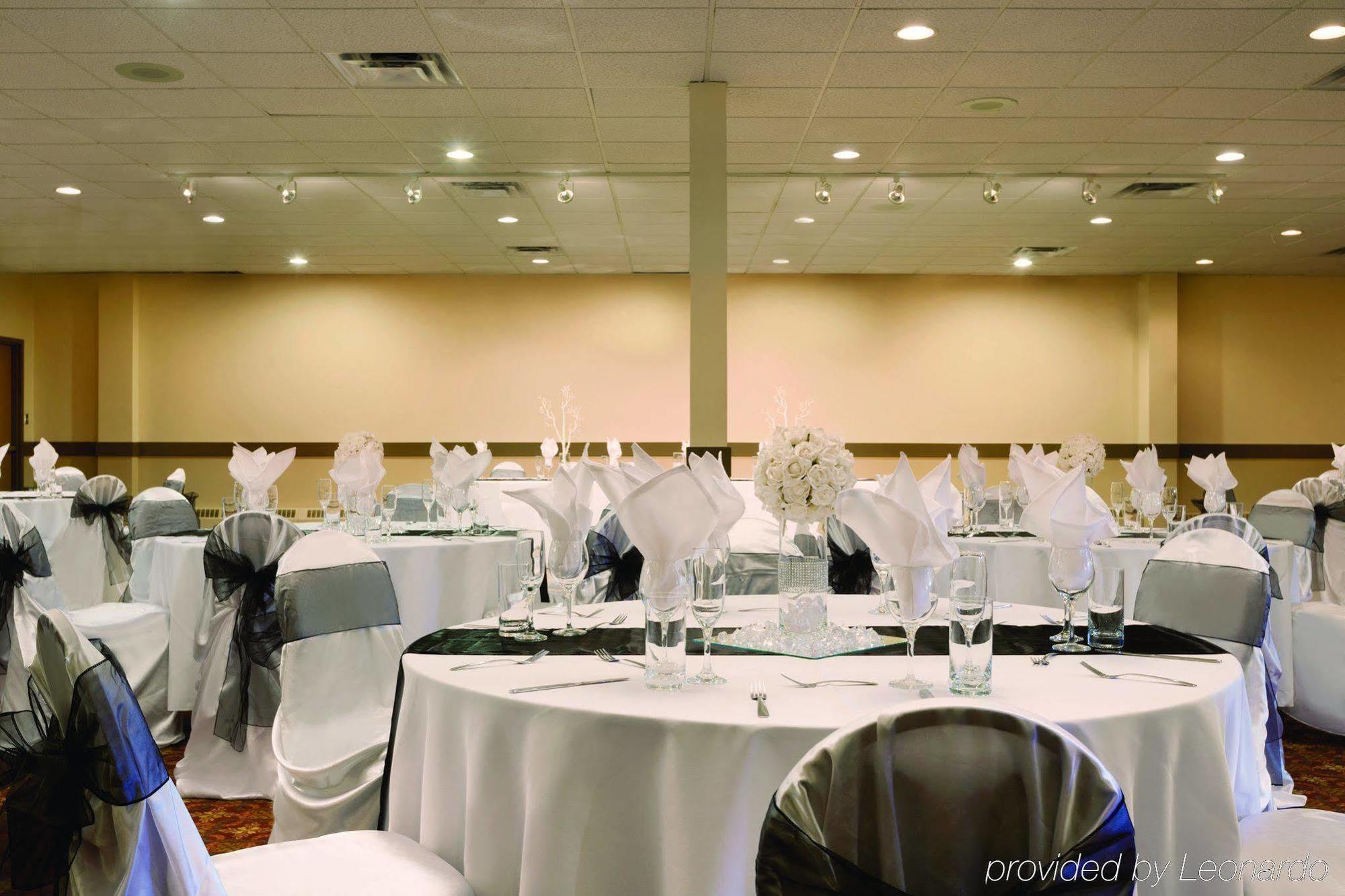 Border Inn & Suites Lloydminster Bagian luar foto