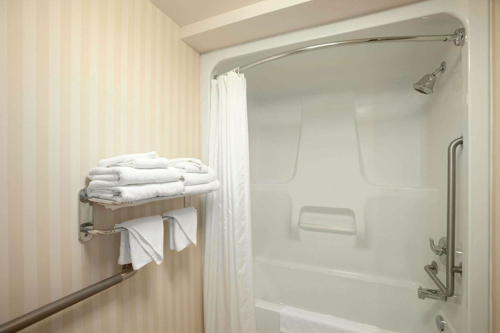 Border Inn & Suites Lloydminster Bagian luar foto