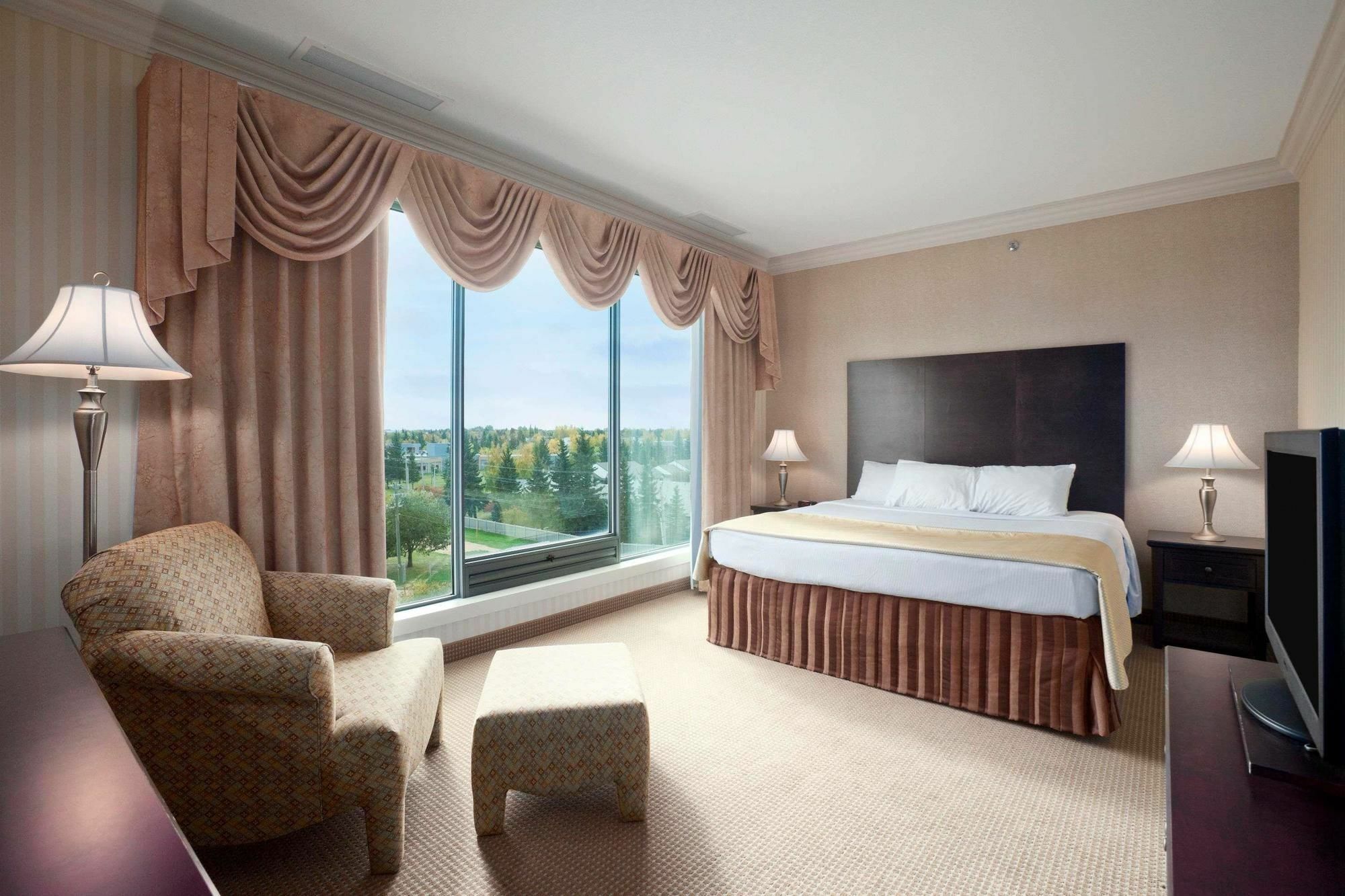 Border Inn & Suites Lloydminster Bagian luar foto